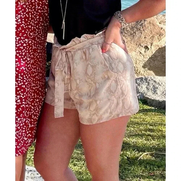 Altar’d State Snake Skin Print High Waisted Paperbag Shorts Beige/White Womens S - Picture 1 of 7